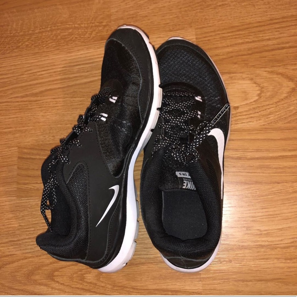 Black nike sneakers with polka dot lace